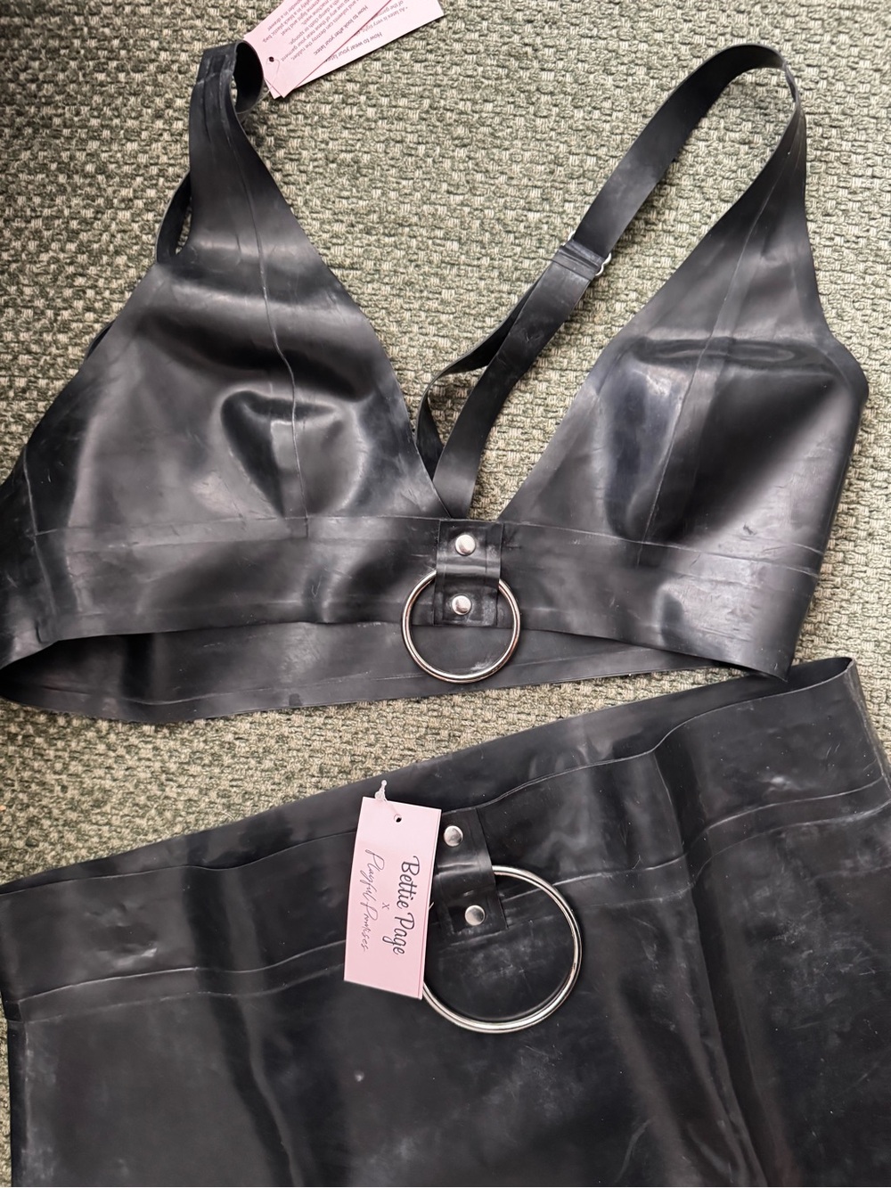 Bettie Page latex bralette and pencil skirt with ring detail - Picture 4 of 12